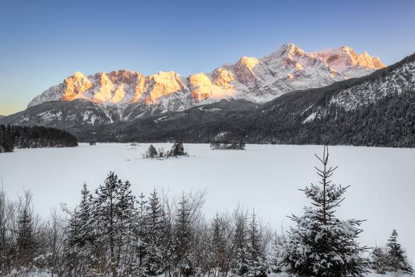 Winter am Eibsee in Bayern von Michael Valjak