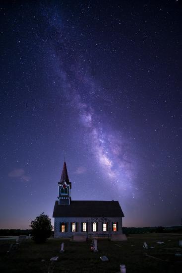 Eine Kirche unter der Milchstraße