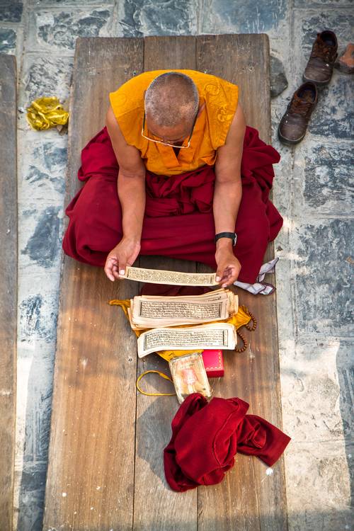 Buddhistischer Mönch in Kathmandu, Nepal von Miro May