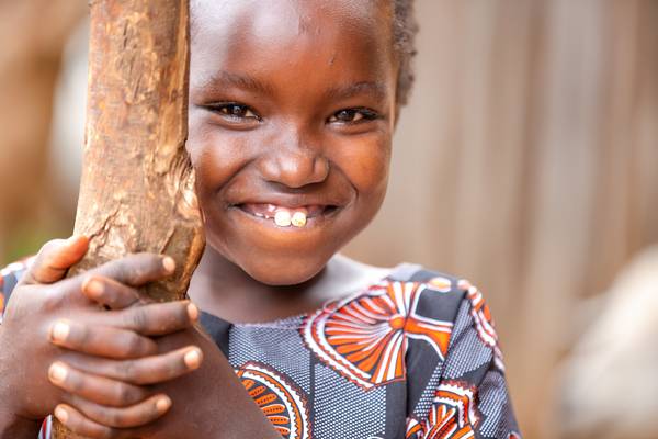 Fotografie, Porträt lachendes Mädchen in Äthiopien, Afrika. Kinder der Welt von Miro May