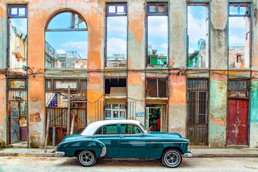Hausfassade und Oldtimer in Havanna, Kuba von Miro May
