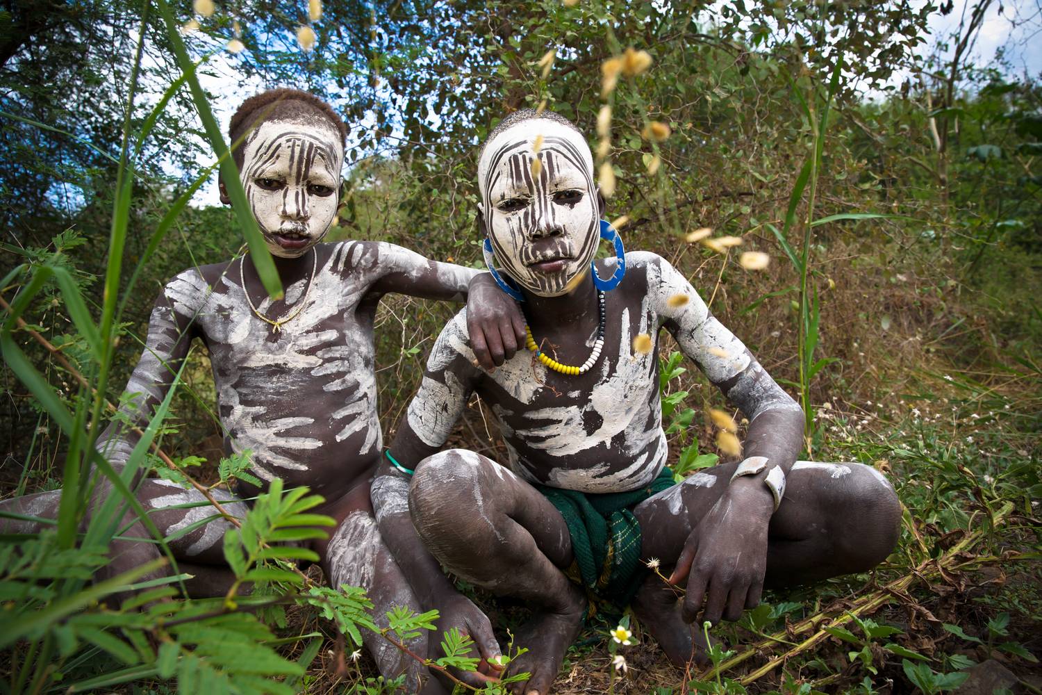 Kinder aus dem Mursi Stamm in Äthiopien, Afrika. von Miro May