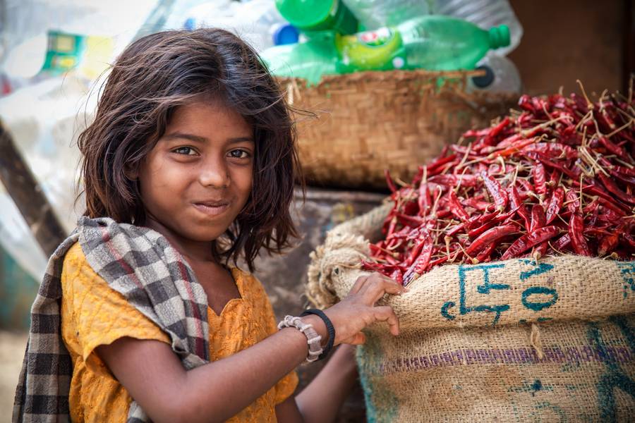 Mädchen und Chilis in Bangladesch, Asien  von Miro May