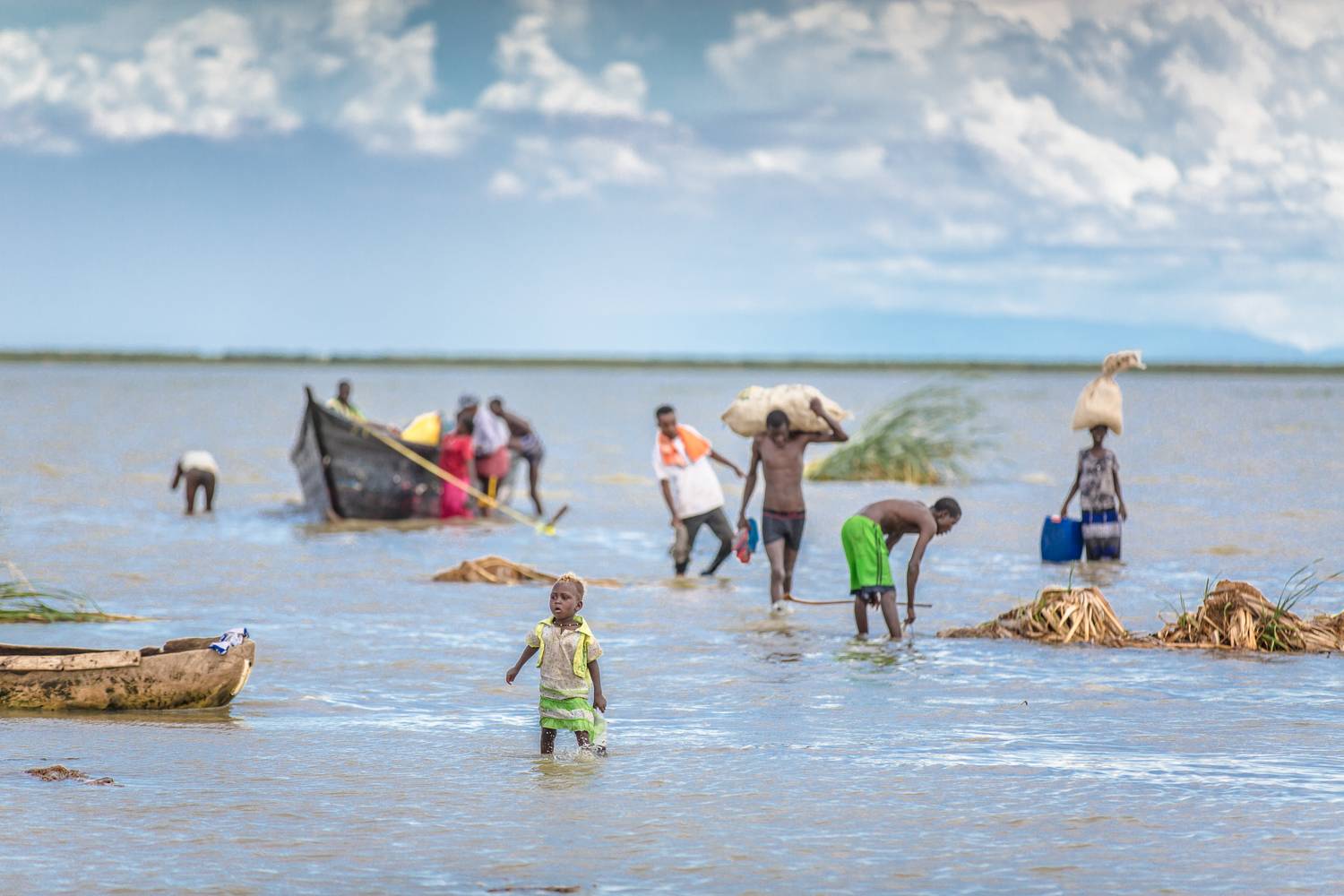 Menschen am Turkana See in Kenia, Afrika. von Miro May