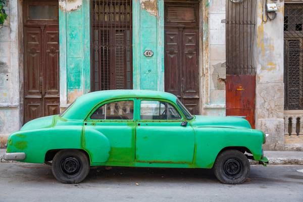 Oldtimer in Havana, Cuba. Street in Old Havana, Kuba von Miro May