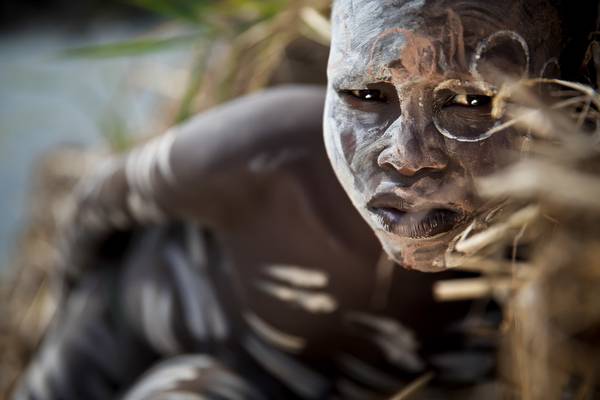 Porträt Junge am Fluss, Suri / Surma Stamm, Omo Valley, Äthiopien, Afrika von Miro May