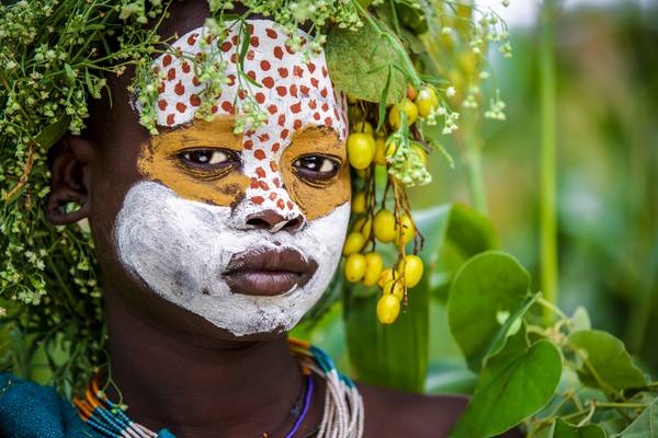 Porträt junge Frau aus dem Suri / Surma Stamm in Omo Valley, Äthiopien, Afrika von Miro May