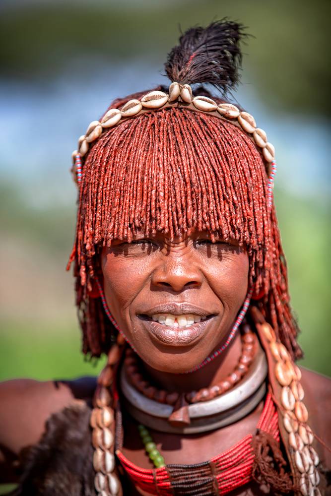 Portrait einer Frau aus dem Hamer Stamm in Afrika, Äthiopien. von Miro May