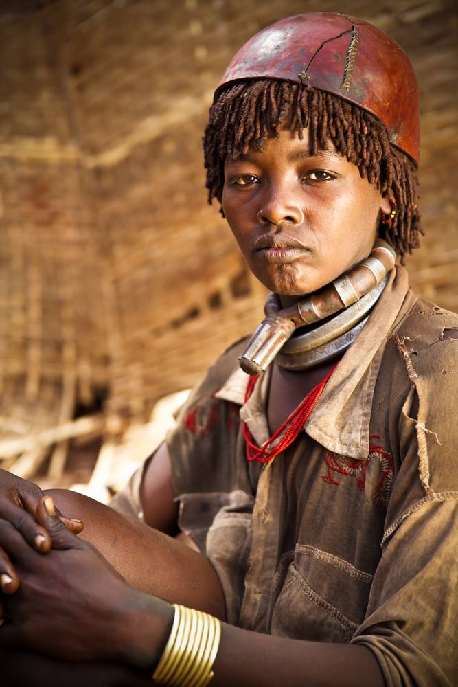 Portrait einer Frau aus dem Hamer Stamm in Omo Valley, Äthiopien, Afrika von Miro May