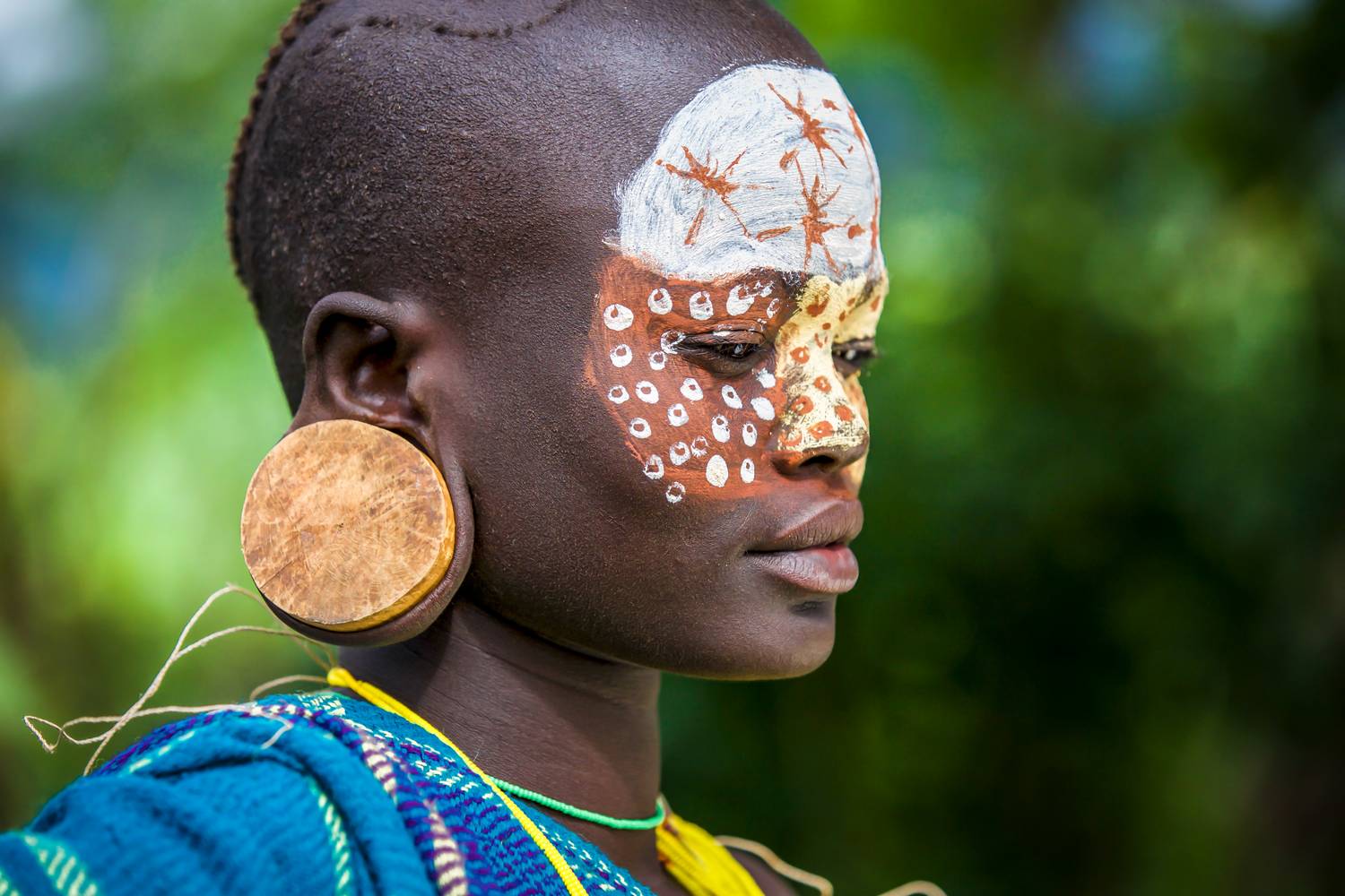 Portrait einer Frau aus dem Suri Stamm in Äthiopien, Afrika. von Miro May