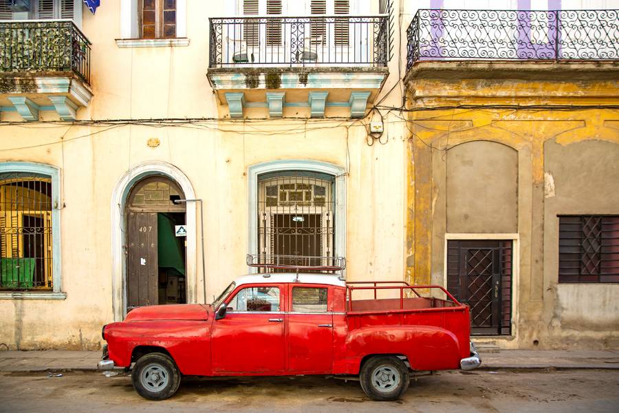 Red Oldtimer in Havana, Cuba von Miro May