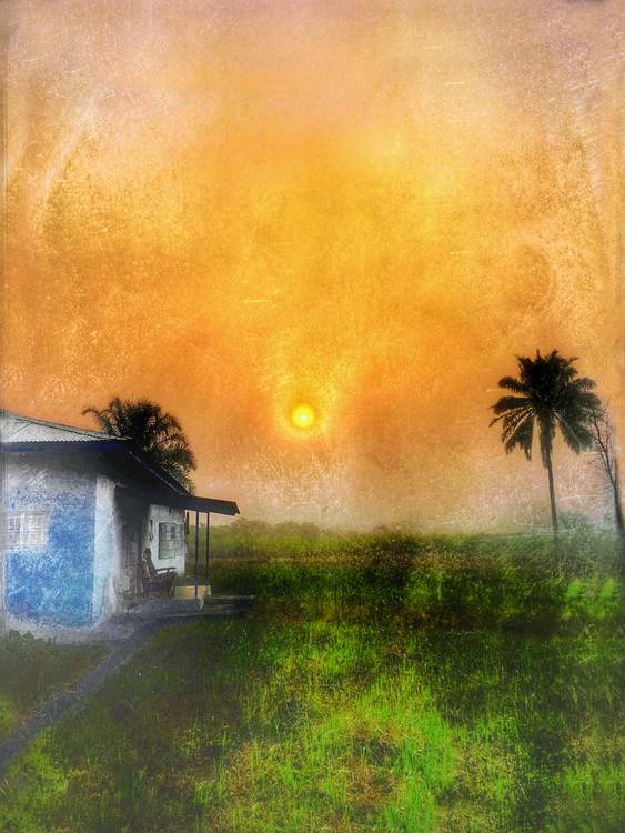 Sonnenaufgang unter Palmen, Haus in Afrika, Sierra Leone, Fotokunst, Retro, Vintage von Miro May