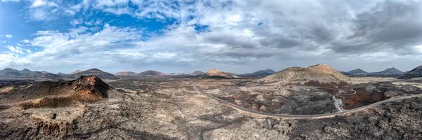 Strasse zum Vulkan, Vulkanlandschaft auf Lanzarote, Kanarische Inseln, Spanien von Miro May
