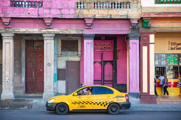 Taxi in Havana, Cuba. Street in Havanna, Kuba. von Miro May