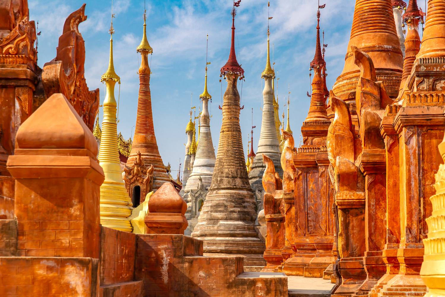 Tempel und Pagoden am Inle See in Myanmar (Burma) von Miro May