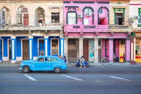 Blue Oldtimer in Old Havana, Cuba. Street in Havanna, Kuba 2020