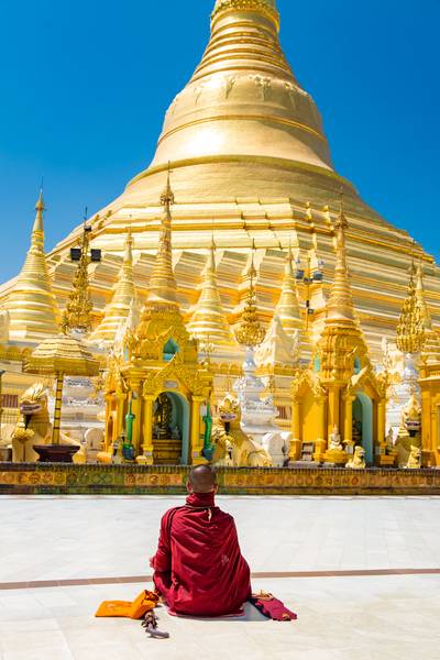 Buddhistischer Mönch in Shwedagon-Pagode, Yangon - Myanmar (Burma) 2020