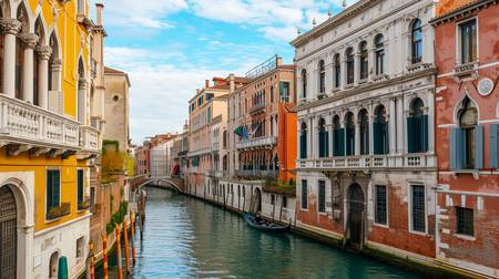 Bunte Häuser am Kanal in Venedig, Italien  2024