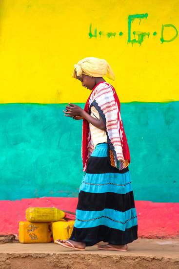 Fotografie, Porträt Afrikanische Frau mit Handy. Street photography in Äthiopien. 2016