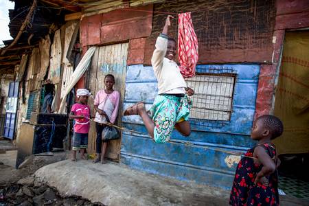 Kinderspiel, Kinder in Nairobi, Kenia, Kenya 2019