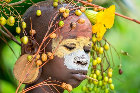 Porträt Frau mit Blumen aus dem Suri / Surma Stamm in Omo Valley, Äthiopien, Afrika 2016