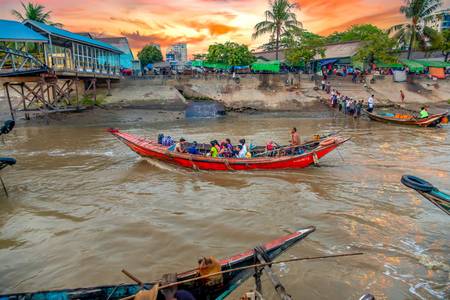 Sonnenuntergang am Fluss, Boote mit Menschen in Yangon, Myanmar, Burma 2020