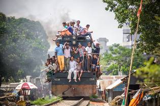 Zugfahrt in Dhaka, Bangladesch. 2015