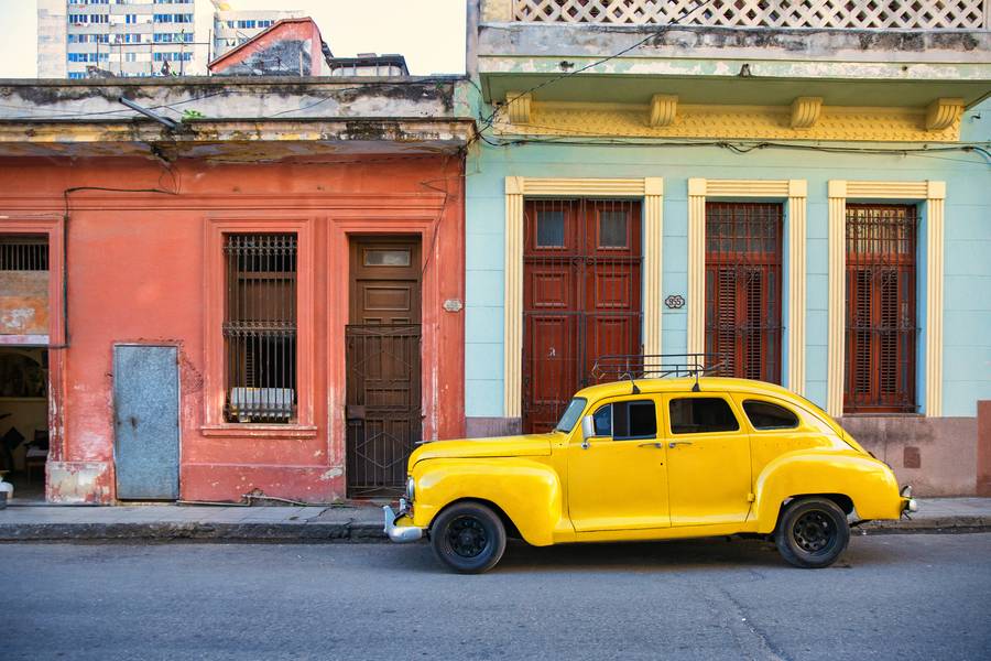 Yellow Oldtimer in Havana, Kuba von Miro May
