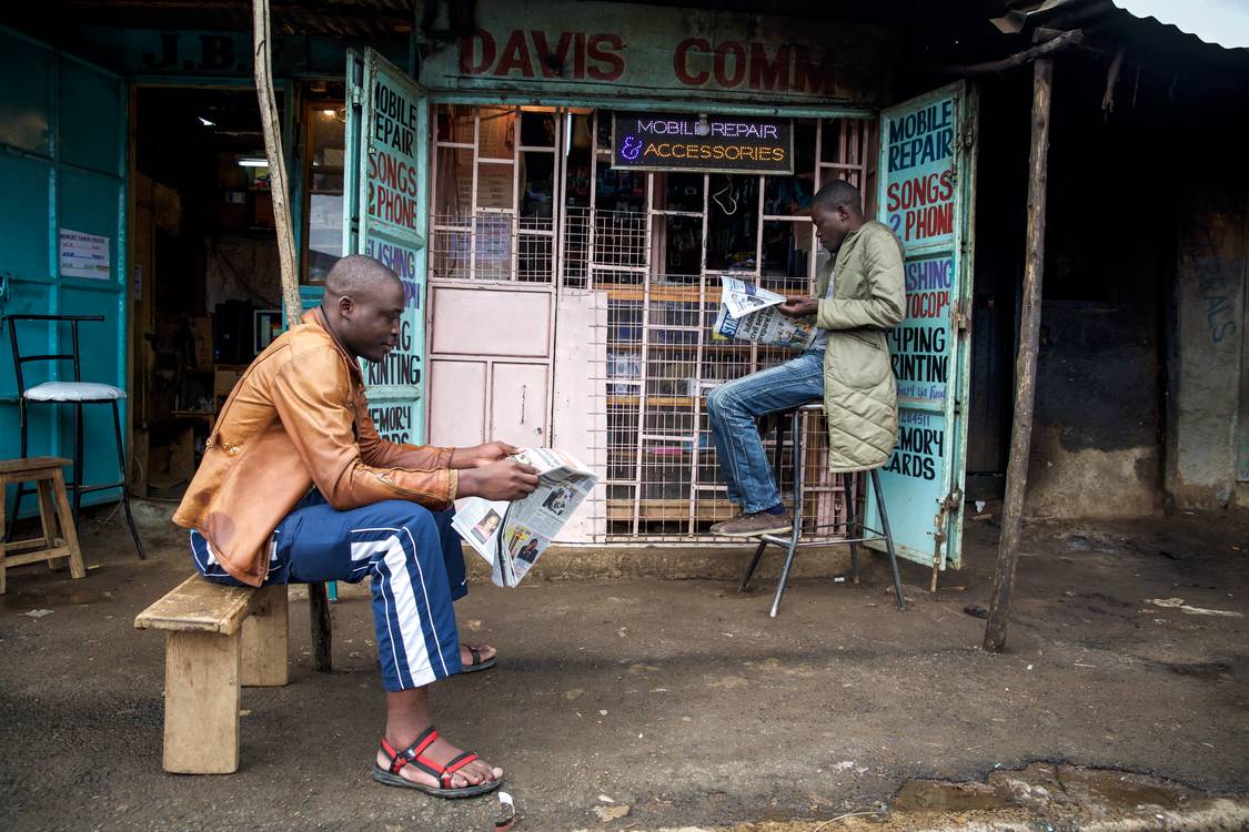Zeitung am Kiosk in Nairobi, Kenia, Portrait Mann Kenya von Miro May