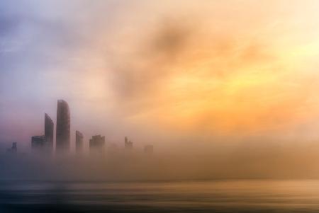 Stadtbild von Abu Dhabi – nebliger Morgen