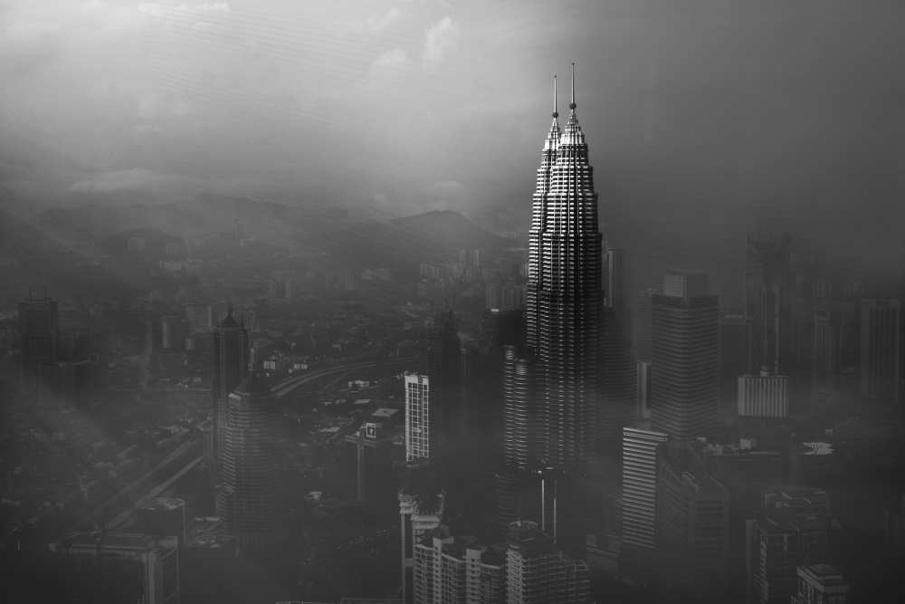 Petronas Towers in a Foggy Afternoon von Nader El Assy