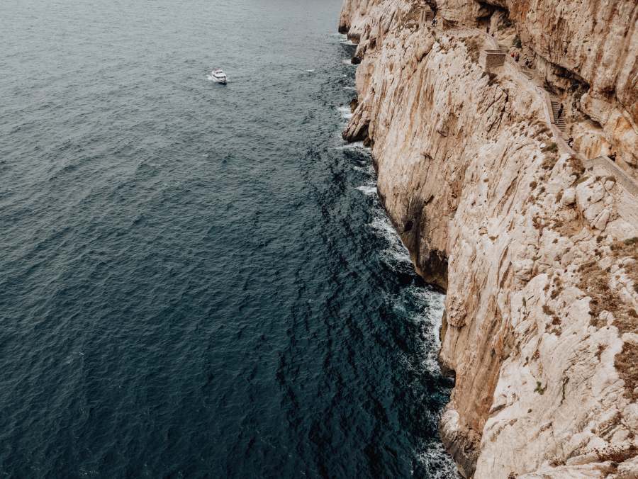 Blick auf das Meer vor der Neptungrotte in Sardinien von Laura Nenz