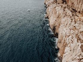 Blick auf das Meer vor der Neptungrotte in Sardinien 2019