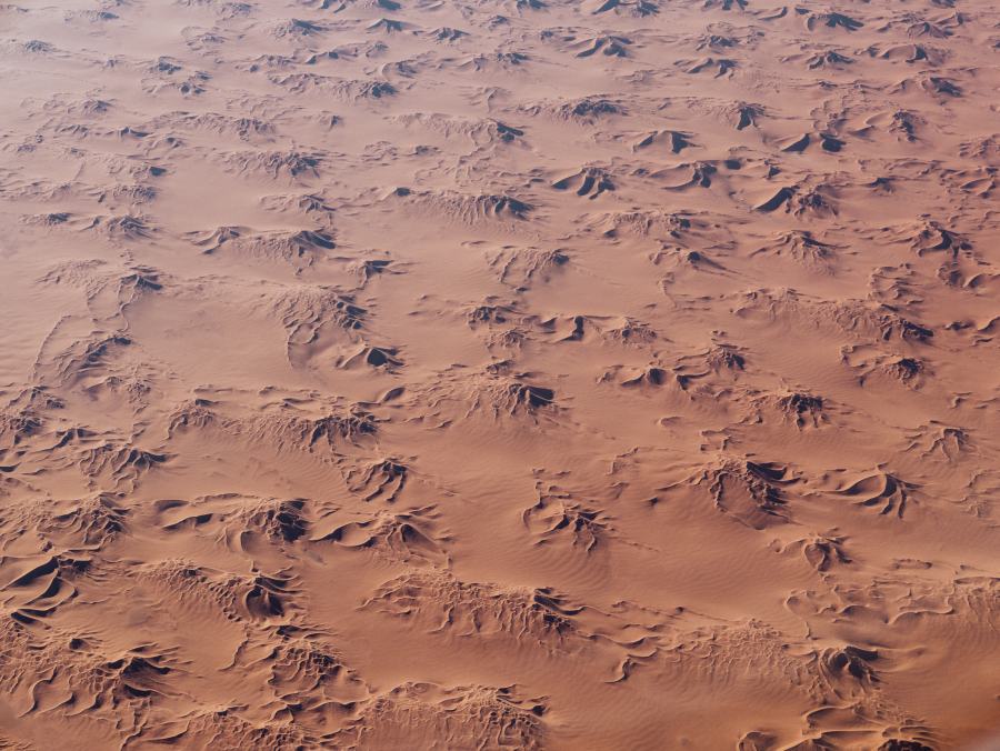 Blick auf die Sahara Wüste in Afrika aus dem Flugzeug von Laura Nenz