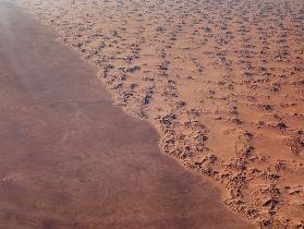 Blick auf die Sahara Wüste in Afrika aus dem Flugzeug 2018