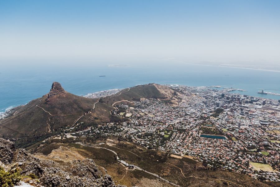 Blick vom Tafelberg auf Kapstadt, Lions Head, Signal Hill von Laura Nenz
