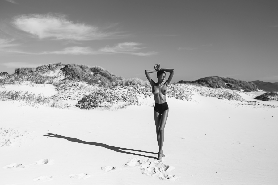 Frau am Strand von Noordhoek, bei Kapstadt von Laura Nenz