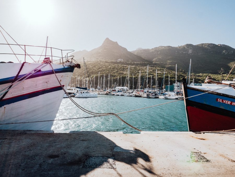 Schiffe vor Yachthafen in Hout Bay, Kapstadt von Laura Nenz