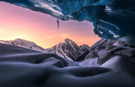 Eishöhle bei Sonnenuntergang