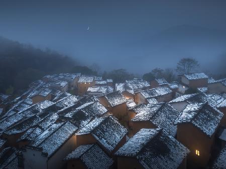 Schnee in der Nacht und alte Dörfer