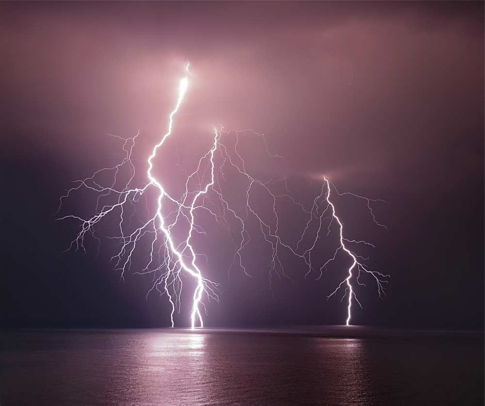 Thunderbolt over the sea von nini_filippini