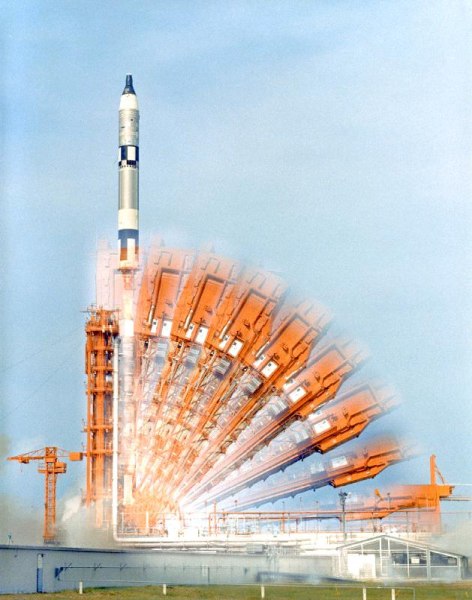 18/07/66 A time-exposure photograph shows the configuration of Pad 19 up until the launch of Gemini  von 