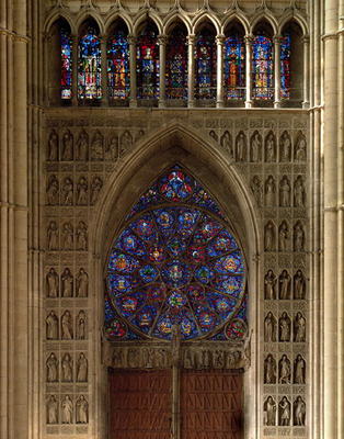View looking west from the nave, rose window designed by Bernard de Soissons, with surrounding statu von 