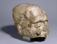 Portrait skull with cowrie shell eyes, Jericho, c.7th millennium BC (skull, plaster, shell) (3/4 vie 1571