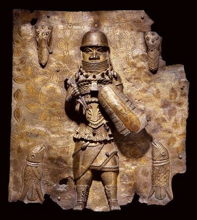 A Fine Benin Bronze Plaque In High Relief With A Warrior Chief, Full Length, In Elaborate Battle Dre von 