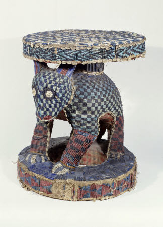 A Fine Cameroon Beaded Stool, The Support Carved As A Leopard, 19th Century von 