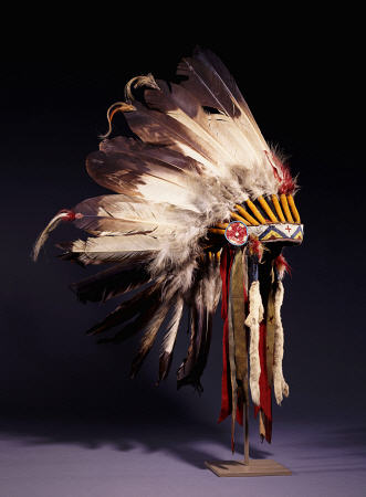 A Fine Sioux War Bonnet, Sewn With Twenty-Nine Eagle Feathers von 