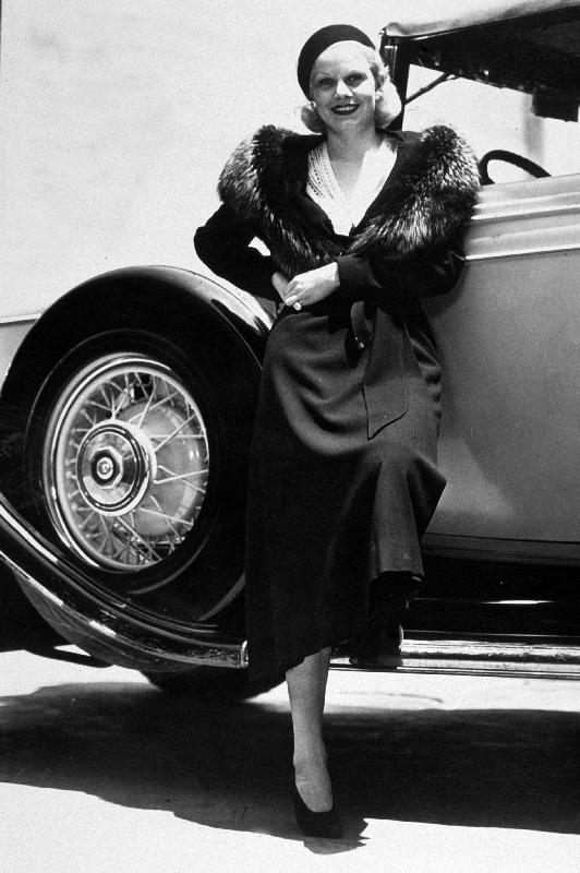 American Actress Jean Harlow posing near a car von 