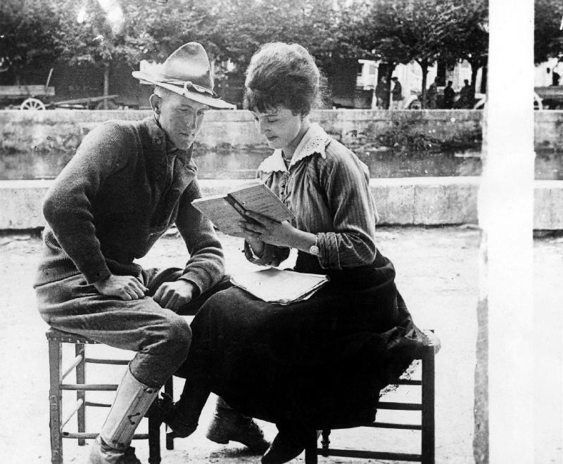 American soldier learning French with a French woman von 