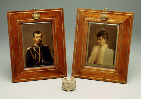 A Pair Of Hand-Colored Photos Of Tsar Nicholas II & Alexandra, Circa 1900 And A Cylindrical Bowentie von 
